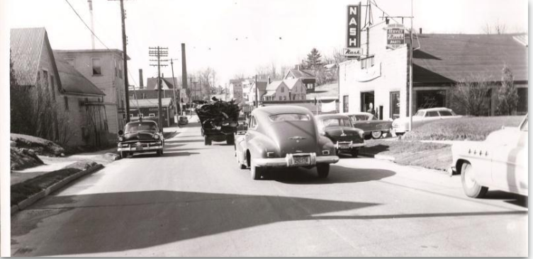 An old black-and-white photo of vintage cars